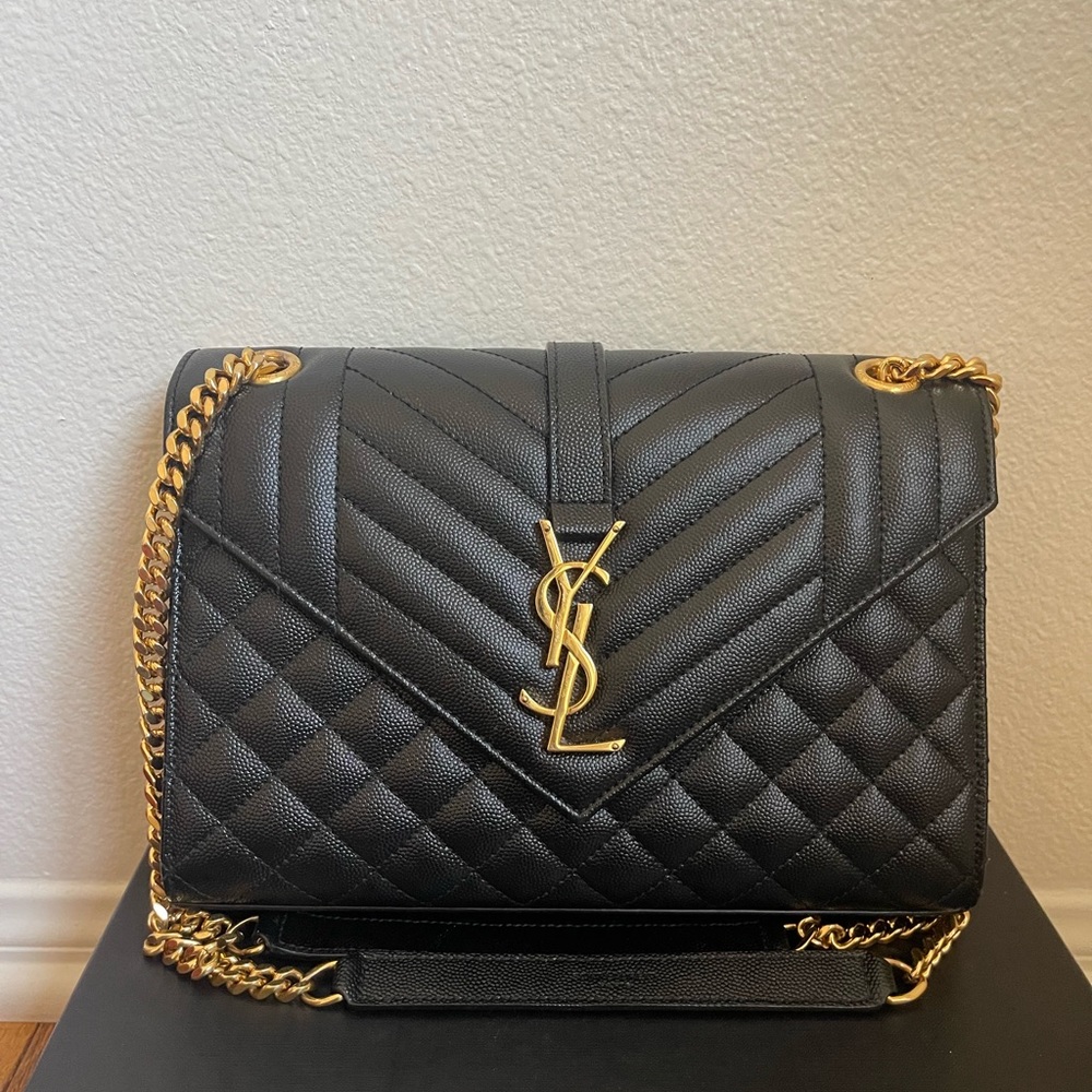 YSL Handbag. Only been used twice, great condition !